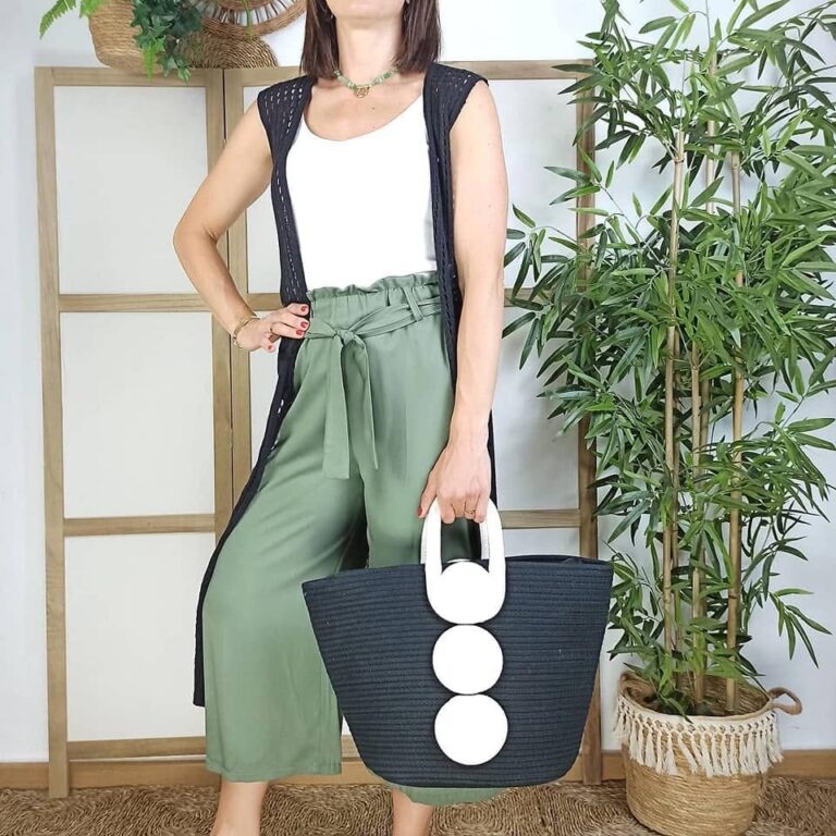 pantalon_verde_abrigo_negro