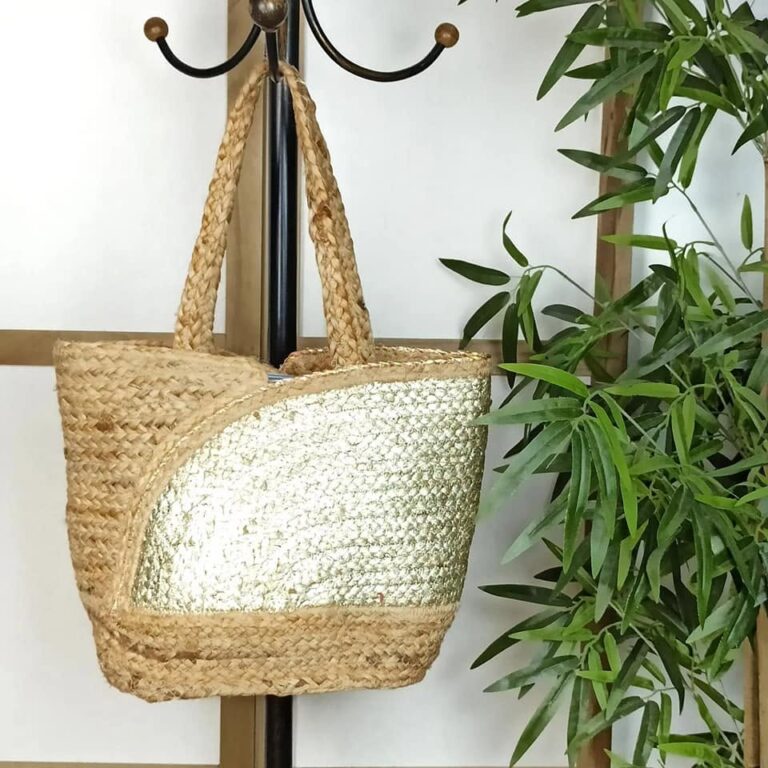 bolso_trenzado_brillante_colgado