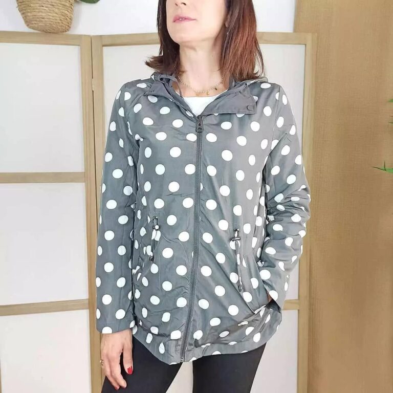 chaqueta_gris_lunares